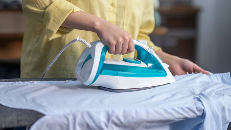 Para qué sirve la ranura delantera de la plancha y cómo usarla correctamente?