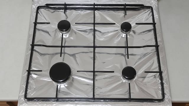 Poner papel aluminio en la estufa de la cocina: por qué los expertos los recomiendan y cómo hacerlo