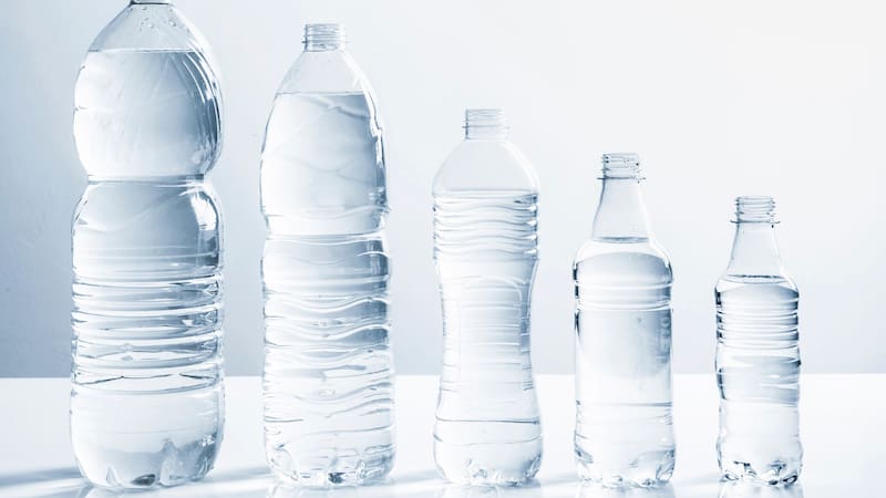 Para qué sirven las rayas que tienen las botellas de agua y cómo usarlas correctamente
