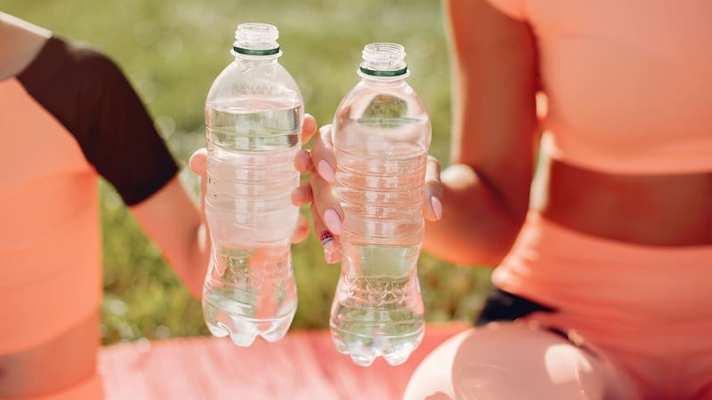 Para qué sirven las rayas que tienen las botellas de agua y cómo usarlas correctamente