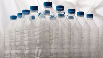 Para qué sirven las rayas que tienen las botellas de agua y cómo usarlas correctamente