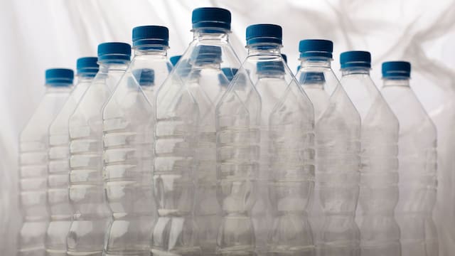 Para qué sirven las rayas que tienen las botellas de agua y cómo usarlas correctamente