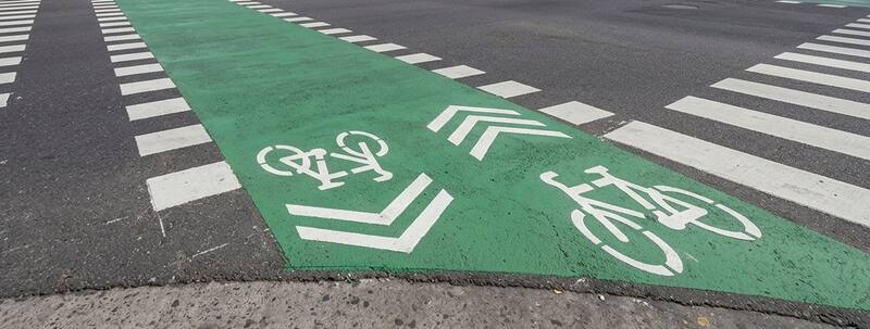 Para qué sirven las sendas verdes pintadas en las calles.