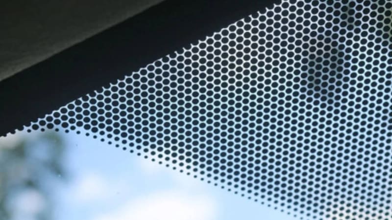 Para qué sirven los puntitos negros en los bordes del parabrisas