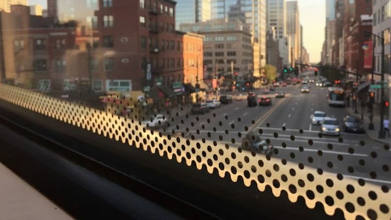 ¿Para qué sirven los puntos negros en las ventanas? Son más importantes de lo que pensabas. Foto: IA