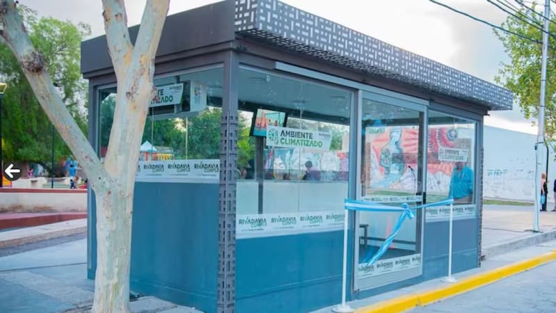 La localidad argentina que inauguró la primera parada de colectivo con calefacción.