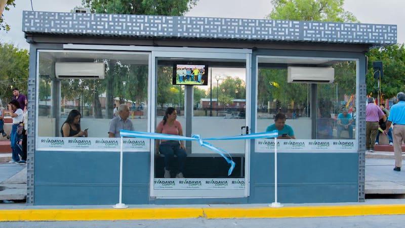 Una localidad argentina inauguró la primera parada de colectivo