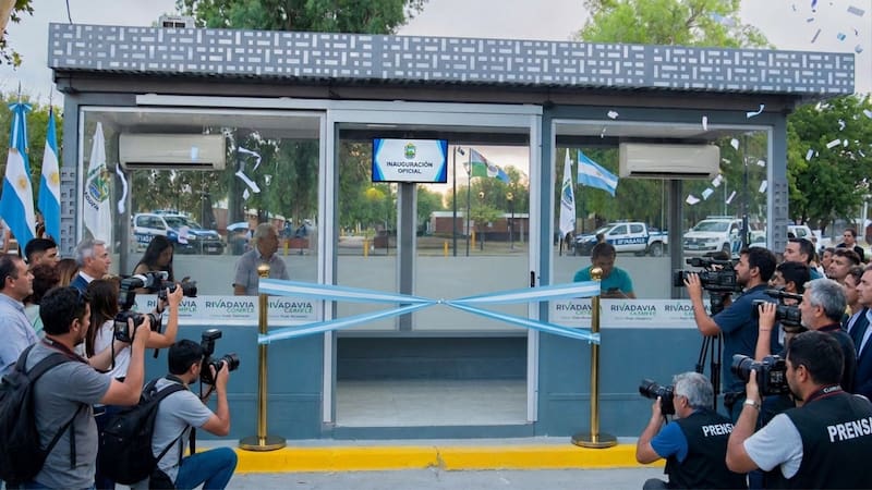 Parada de colectivo con calefacción. Imagen generada con IA.