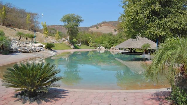 El balneario natural con aguas termales a menos de 3 horas de CDMX: “jacuzzi” al aire libre y río con cascadas