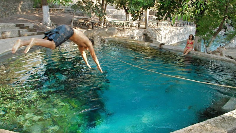 El impresionante manantial de Las Huertas surte 1,300 litros por segundo de agua termal cristalina, creando un jacuzzi natural al aire libre.