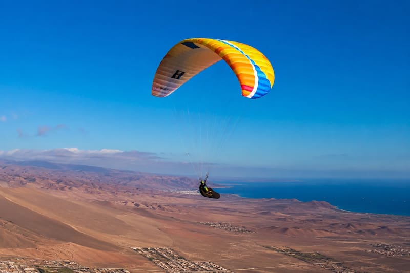 El santafesino obtuvo la medalla de oro en el Campeonato Panamericano de Parapente de Precisión y estableció un Récord Panamericano. (Imagen ilustrativa creada con IA)