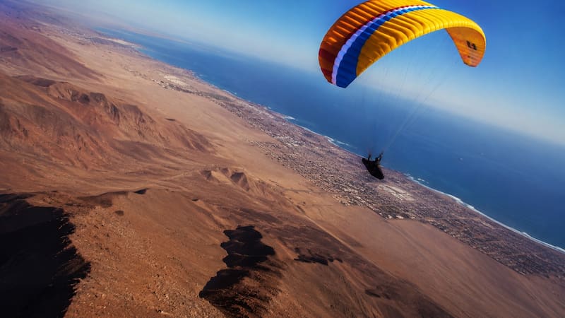 Un argentino viajó a Chile, se tiró al vacío y logró un récord histórico que nadie había conseguido. (Imagen ilustrativa creada con IA)