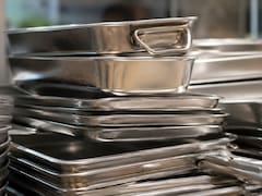 Todos lo tiran a la basura pero no saben que esconde un tesoro invaluable: los 6 usos de este utensilio de cocina para el horno