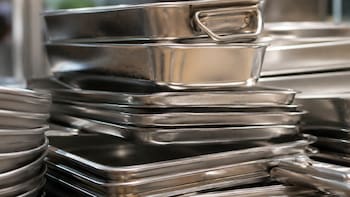 Todos lo tiran a la basura pero no saben que esconde un tesoro invaluable: los 6 usos de este utensilio de cocina para el horno
