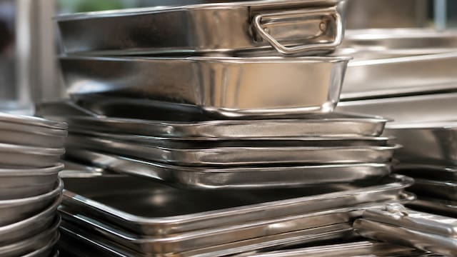 Todos lo tiran a la basura pero no saben que esconde un tesoro invaluable: los 6 usos de este utensilio de cocina para el horno