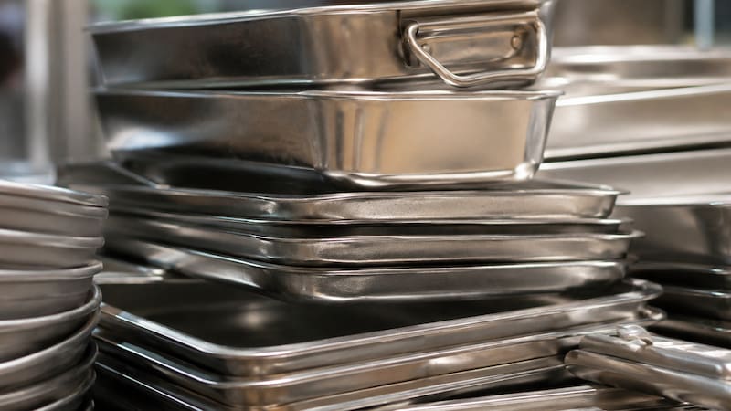 Parecen un simple desecho, pero esconden un verdadero tesoro: 6 formas inteligentes de reutilizar las bandejas metálicas de cocina.