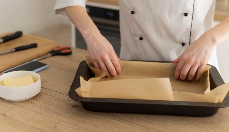 Parecen un simple desecho, pero esconden un verdadero tesoro: 6 formas inteligentes de reutilizar las bandejas metálicas de cocina.