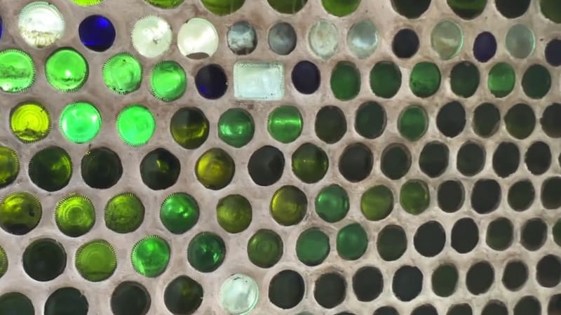 Paredes con botellas de vidrio que forman parte de la construcción de una casa
