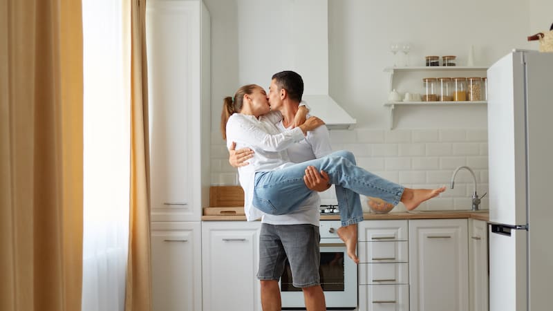 La prórroga del escudo social hasta 2026 mantiene la suspensión de desahucios y otras protecciones clave, mientras el mercado del alquiler en España enfrenta menos oferta y precios en aumento.