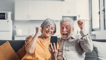 Ayuda de más de 1000 euros al mes: los adultos de 52 años pueden cobrar dos prestaciones a la vez si cumplen estos requisitos