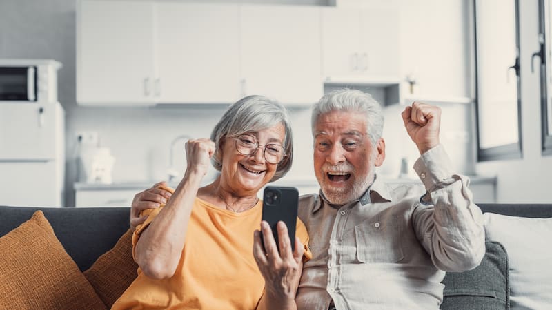 Los mayores de 52 años pueden compatibilizar dos ayudas clave y mejorar sus ingresos mensuales. Requisitos, cuantías y claves para solicitarlas.