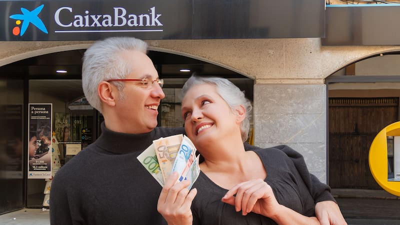 Un banco en España refuerza su atención a mayores de 65 años con nuevas medidas para facilitar gestiones, mejorar la accesibilidad y adelantar el pago de pensiones.