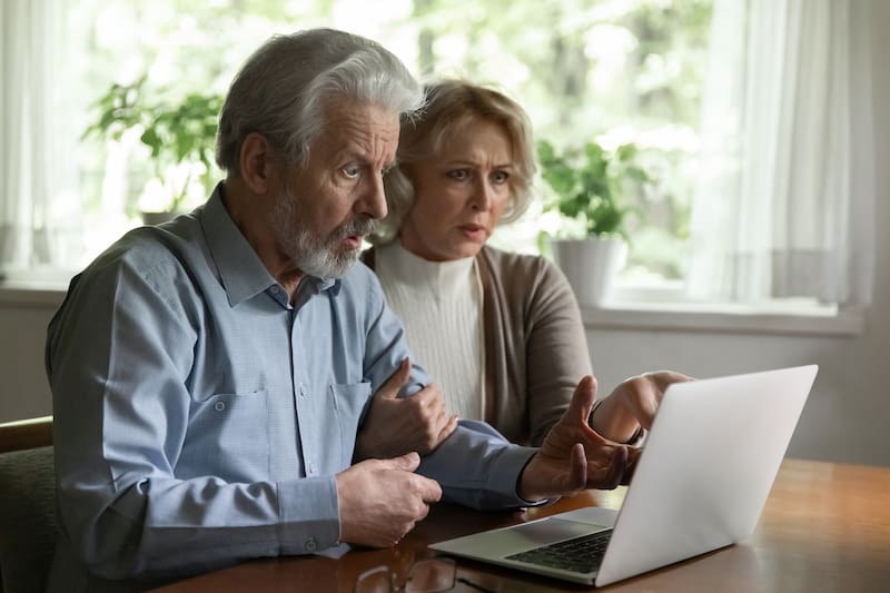 Para pensionarse por cesantía en edad avanzada se requieren 60 años y 500 semanas cotizadas (Ley 73) u 875 en 2026 (Ley 97); para vejez, 65 años.