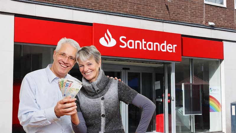 Banco Santander cuenta con un programa para mayores de 65 años en España, con atención personalizada, gestores especializados y asistencia telefónica preferente 24 horas.