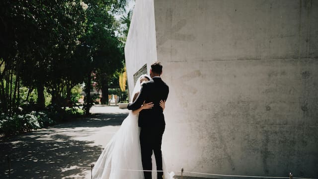 Se dispara el retiro por matrimonio en Afores y parejas lo usan como salvavidas financiero