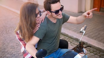 Por orden del Reglamento de Tránsito, multarán a los motociclistas que circulen sin casco certificado