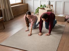 Limpiar las alfombras en un día soleado y con ventanas abiertas: por qué recomiendan hacerlo de esta manera