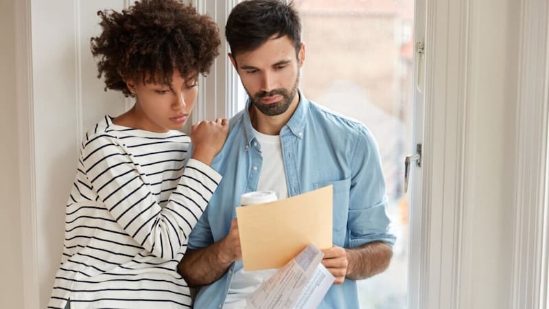 La ley en España define cuándo los propietarios deben indemnizar a los inquilinos tras la venta de una vivienda alquilada y qué condiciones determinan la compensación.