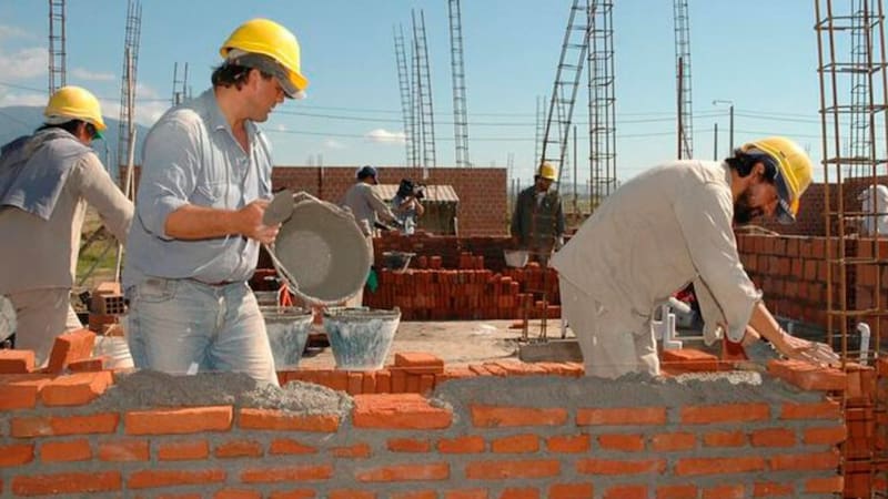 La construcción perdió 1912 puestos de trabajo, con una variación mensual negativa del 0,5%.