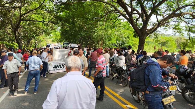 Colombia enfrenta bloqueos masivos este martes: protestas por el predial amenazan con tomas de aeropuertos.