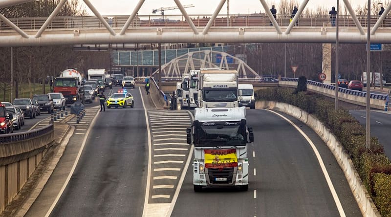 Transportistas amenazan con un paro nacional: esto exigen a Claudia Sheinbaum. Fuente: Shutterstock.