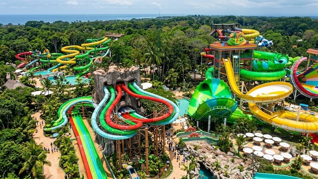 Inauguran el parque acuático más grande de América Latina: tiene 40 toboganes y permite albergar a más de 10.000 personas por día
