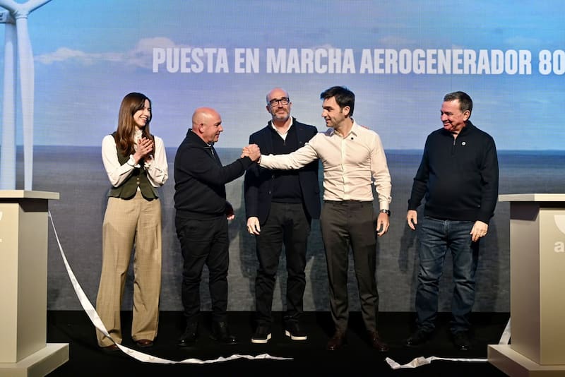 El gobernador Ignacio “Nacho” Torres encabezó junto al presidente de Aluar, Javier Madanes Quintanilla la inauguración de la quinta etapa del parque eólico de la compañía.