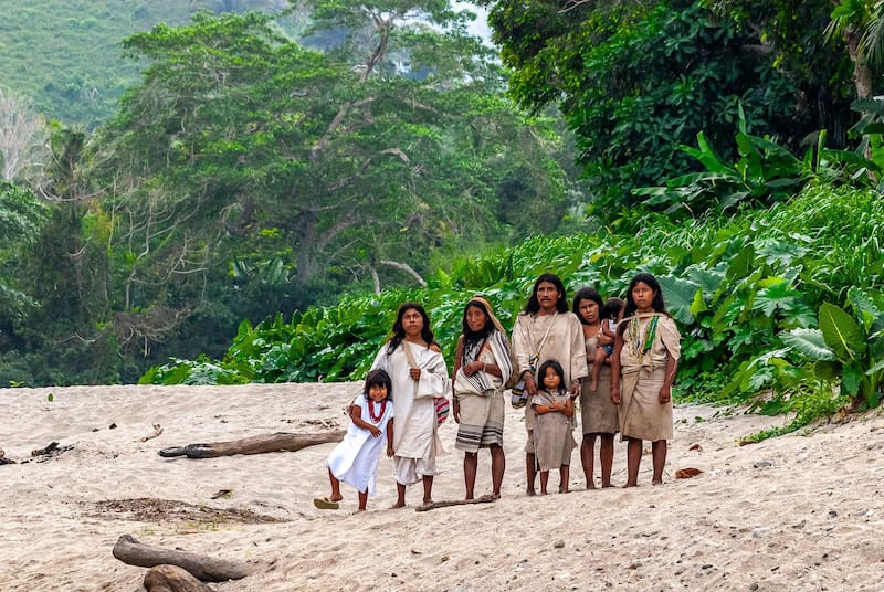 El Parque Nacional Natural Tayrona también tiene un profundo valor cultural: forma parte del territorio ancestral de los pueblos Kogui, Wiwa, Arhuaco y Kankuamo, que consideran sagrados distintos espacios del área protegida.