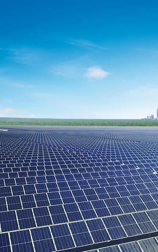 Construyen uno de los parques solares más grandes de la historia: ocupa un desierto completo y alimentará a varias naciones este año