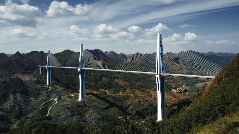 Partieron una montaña por la mitad para construir la autopista del futuro y el puente más alto del mundo