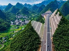 Partieron una montaña por la mitad para construir la autopista del futuro y el puente más alto del mundo