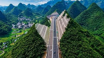 Partieron una montaña por la mitad para construir la autopista del futuro y el puente más alto del mundo