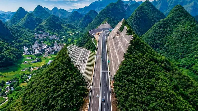 Partieron una montaña por la mitad para construir la autopista del futuro y el puente más alto del mundo