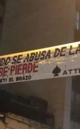 Un alumno colgó un pasacalles con graves amenazas en la puerta de su colegio
