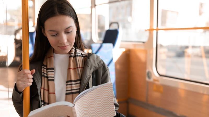 pasajera viaja en colectivo leyendo