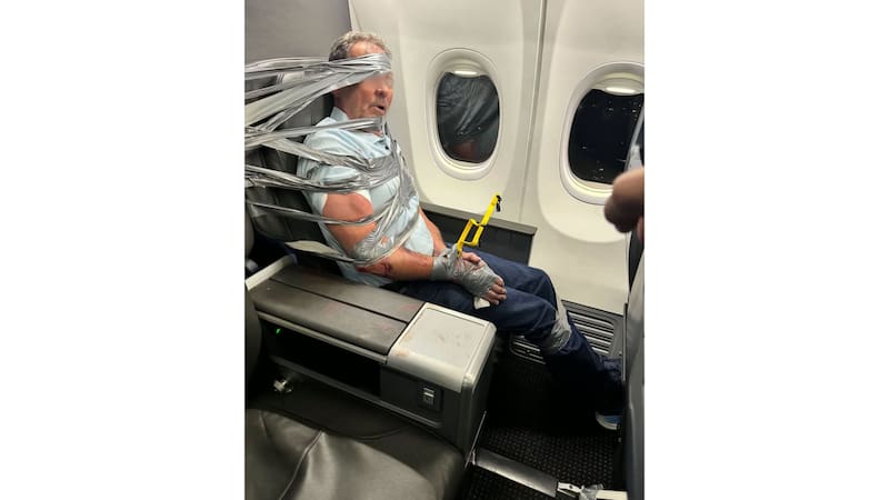 Layne Arthur Lundeen, residente de 67 años de Tucson, después de ser contenido por los pasajeros del vuelo 618 de American Airlines.