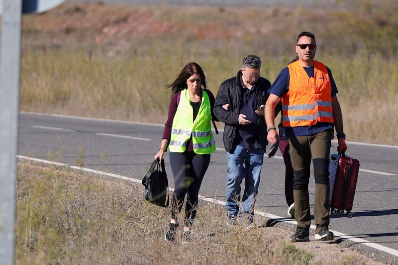 Pasajeros de los trenes siniestrados salen por su propio pie en las inmediaciones del accidente de dos trenes de alta velocidad, uno de Renfe y otro de Iryo