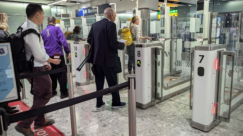 Presentar un pasaporte en vigencia es fundamental para poder viajar internacionalmente sin inconvenientes.
Fuente: Shutterstock