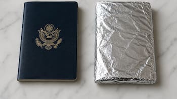 Envolver el pasaporte en papel de aluminio: para qué sirve y por qué lo recomiendan antes de un vuelo