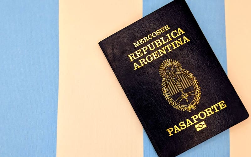 La normativa actual establece que el Pasaporte Ordinario para Argentinos tiene una vigencia de 10 años para los mayores de edad y de 5 años para los menores. (Fuente: Shutterstock).